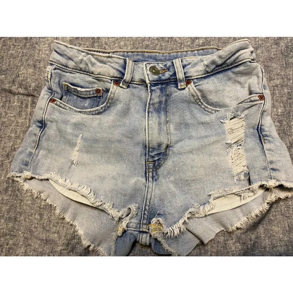 Divided H&M Jean Shorts size 4  no defects  no flaws  Very sexy shorts  size 4